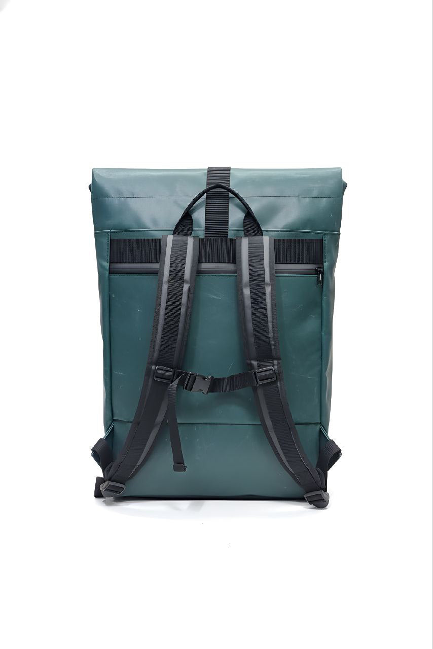 Handgemachter Rolltop Rucksack aus recycelter LKW-Plane