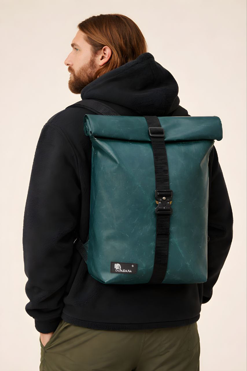 Handgemachter Rolltop Rucksack aus recycelter LKW-Plane