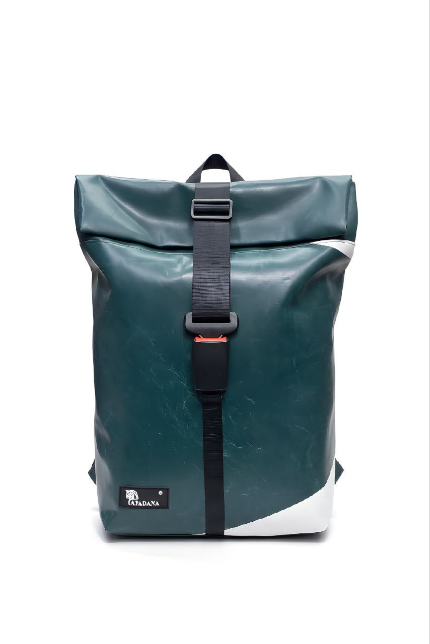 Handgemachter Rolltop Rucksack aus recycelter LKW-Plane