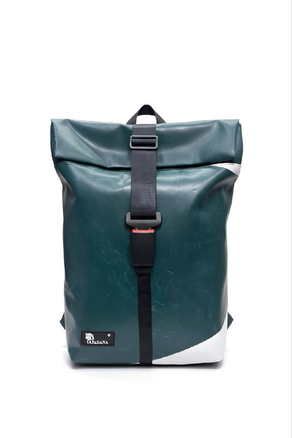 Handgemachter Rolltop Rucksack aus recycelter LKW-Plane