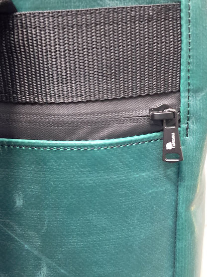 Handgemachter Rolltop Rucksack aus recycelter LKW-Plane