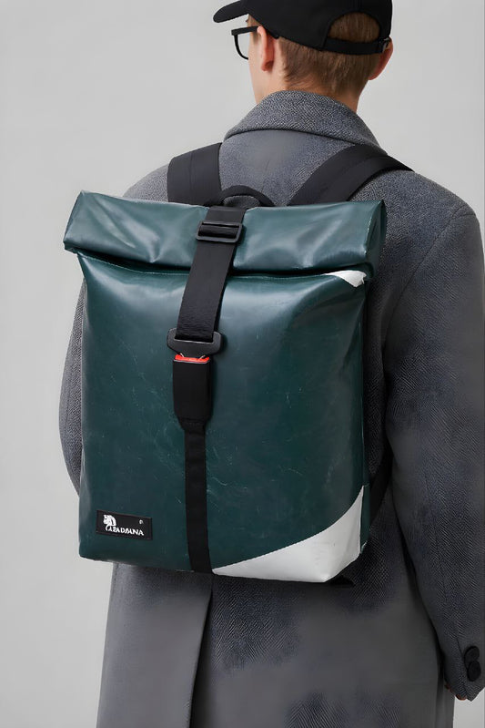 Handgemachter Rolltop Rucksack aus recycelter LKW-Plane