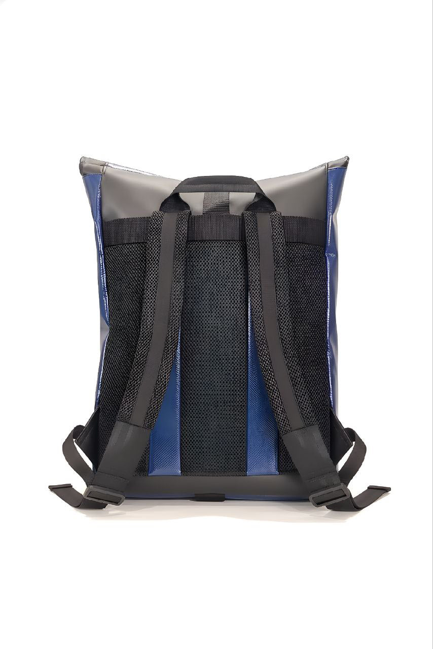 Handgemachter Rolltop Rucksack aus recycelter LKW-Plane