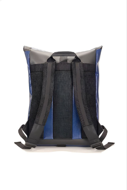 Handgemachter Rolltop Rucksack aus recycelter LKW-Plane