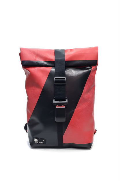 Handgemachter Rolltop Rucksack aus recycelter LKW-Plane