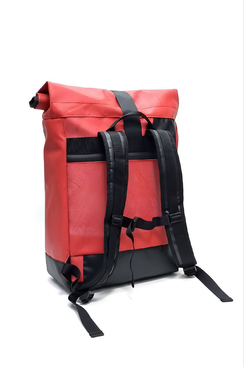 Handgemachter Rolltop Rucksack aus recycelter LKW-Plane