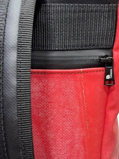 Handgemachter Rolltop Rucksack aus recycelter LKW-Plane