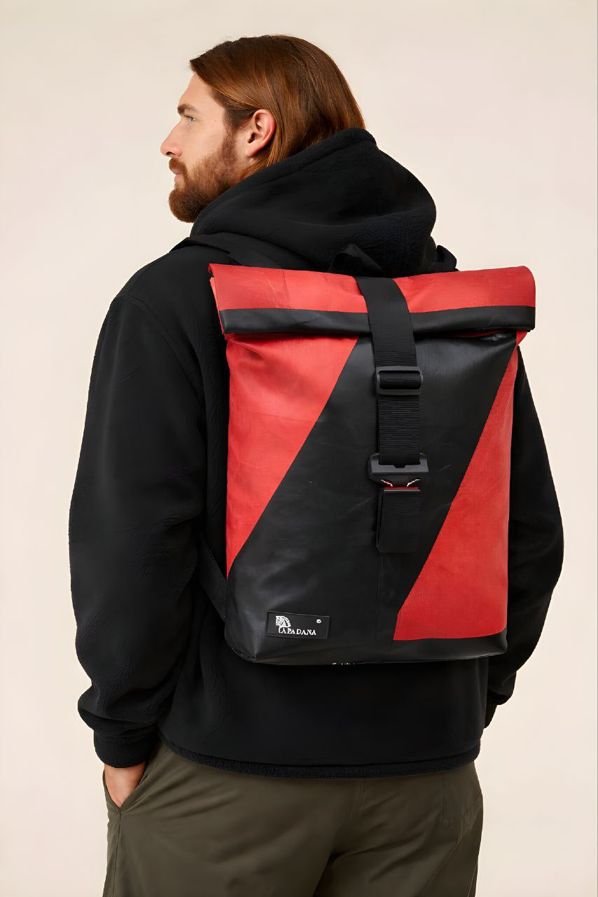 Handgemachter Rolltop Rucksack aus recycelter LKW-Plane