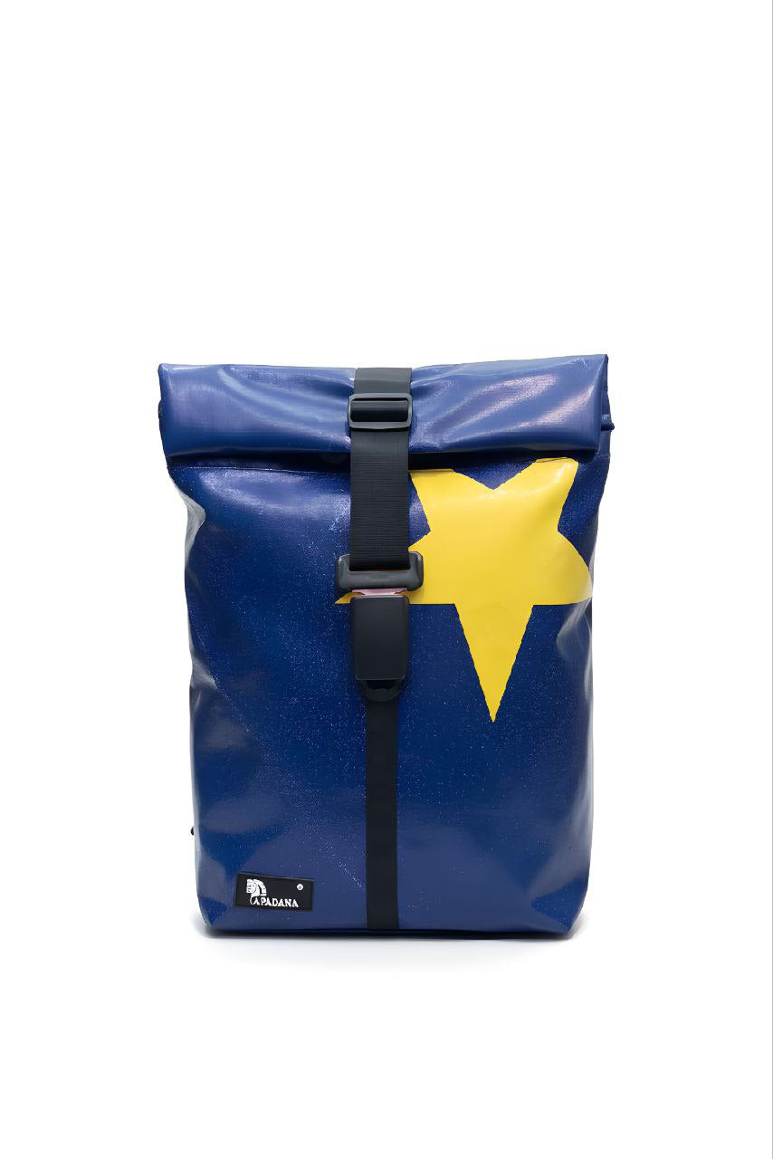 Handgemachter Rolltop Rucksack aus recycelter LKW-Plane