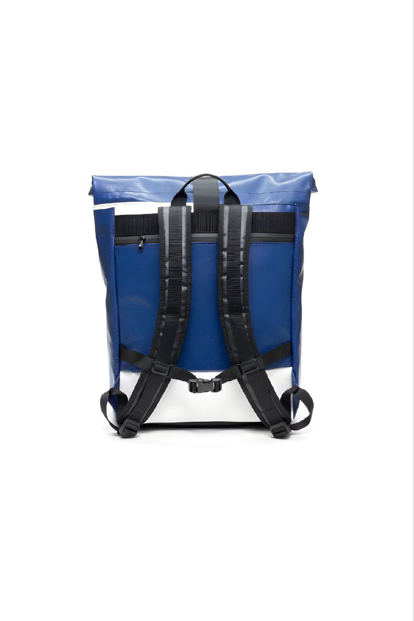 Handgemachter Rolltop Rucksack aus recycelter LKW-Plane