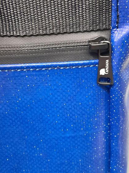 Handgemachter Rolltop Rucksack aus recycelter LKW-Plane