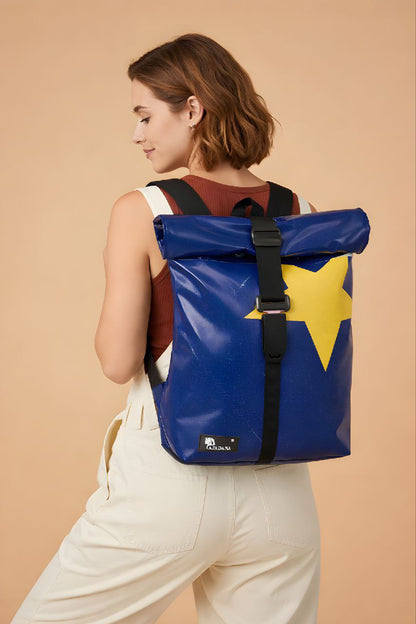 Handgemachter Rolltop Rucksack aus recycelter LKW-Plane