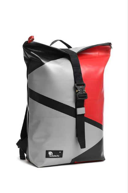 Handgemachter Rolltop Rucksack aus recycelter LKW-Plane