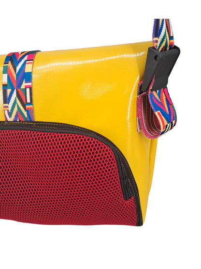 Rolltop Tati Umhängetasche aus recycelter LKW-Plane – Leo Design