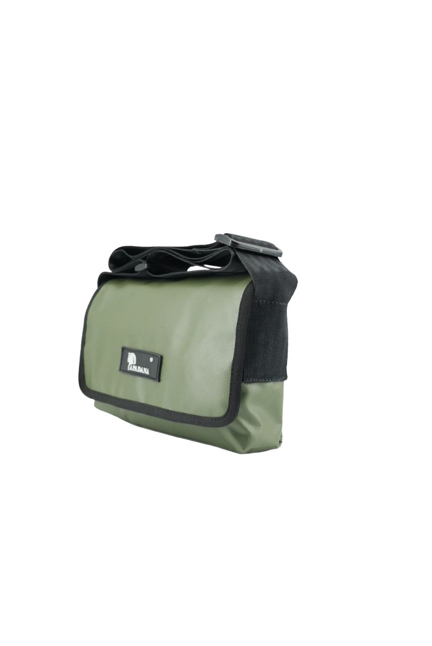 Upcycling Bauchtasche aus LKW-Plane – Unisex Crossbody Bag – 3 Fächer