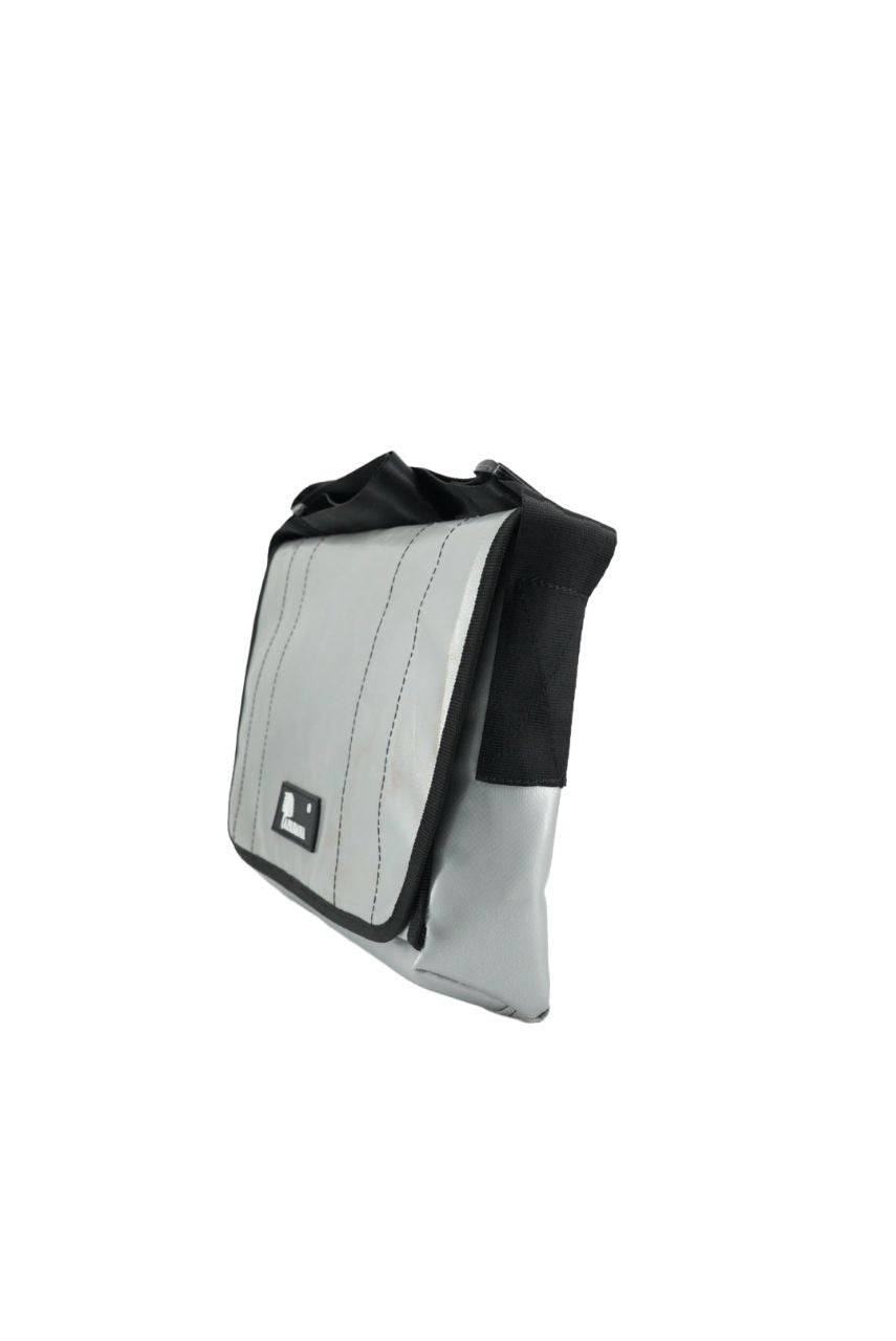 Laptop Tasche aus recycelter LKW-Plane | 13–14 Zoll | Handgemacht | Umhängetasche Unisex