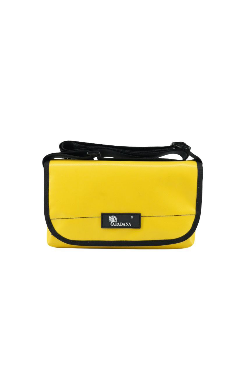 Upcycling Bauchtasche aus LKW-Plane – Unisex Crossbody Bag – 3 Fächer