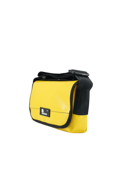 Upcycling Bauchtasche aus LKW-Plane – Unisex Crossbody Bag – 3 Fächer