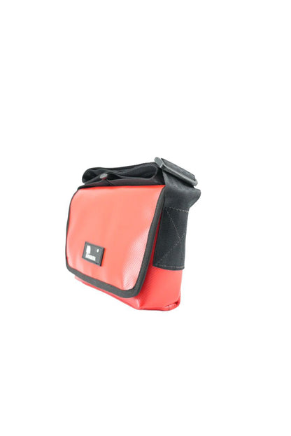 Upcycling Bauchtasche aus LKW-Plane – Unisex Crossbody Bag – 3 Fächer