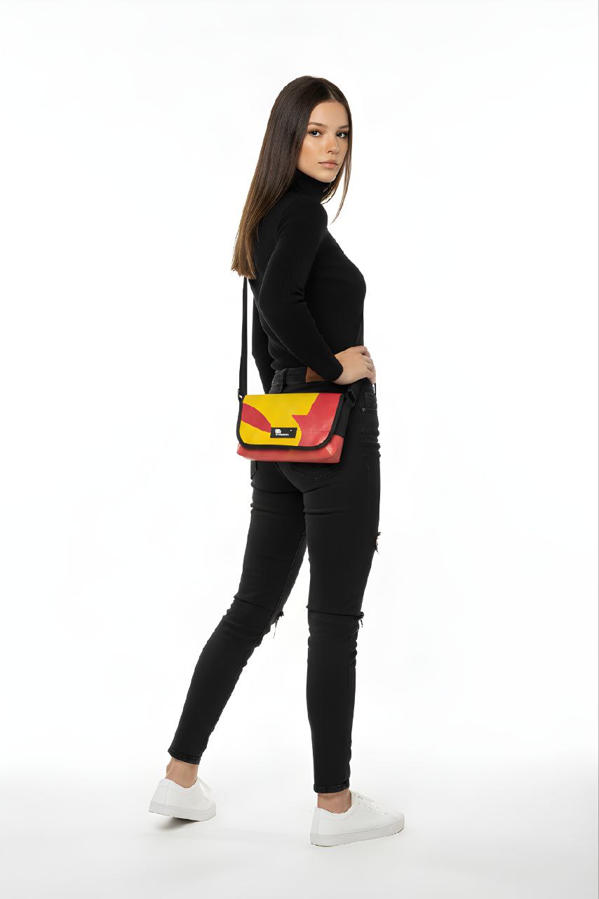 Umhängetasche aus recycelter LKW-Plane | Handgemacht | Unisex | Upcycling Schultertasche