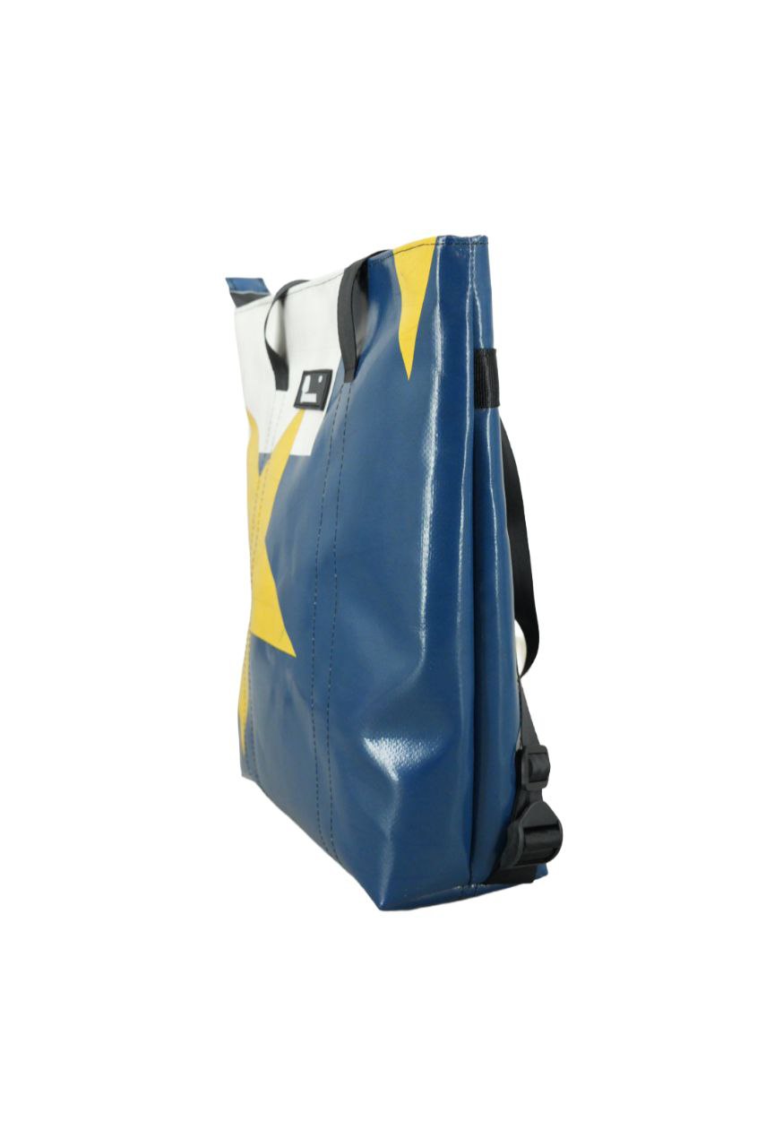 2-in-1 Tasche aus recycelter LKW-Plane – Shopper & Rucksack – 35×29×10 cm – Für Reisen & Einkauf