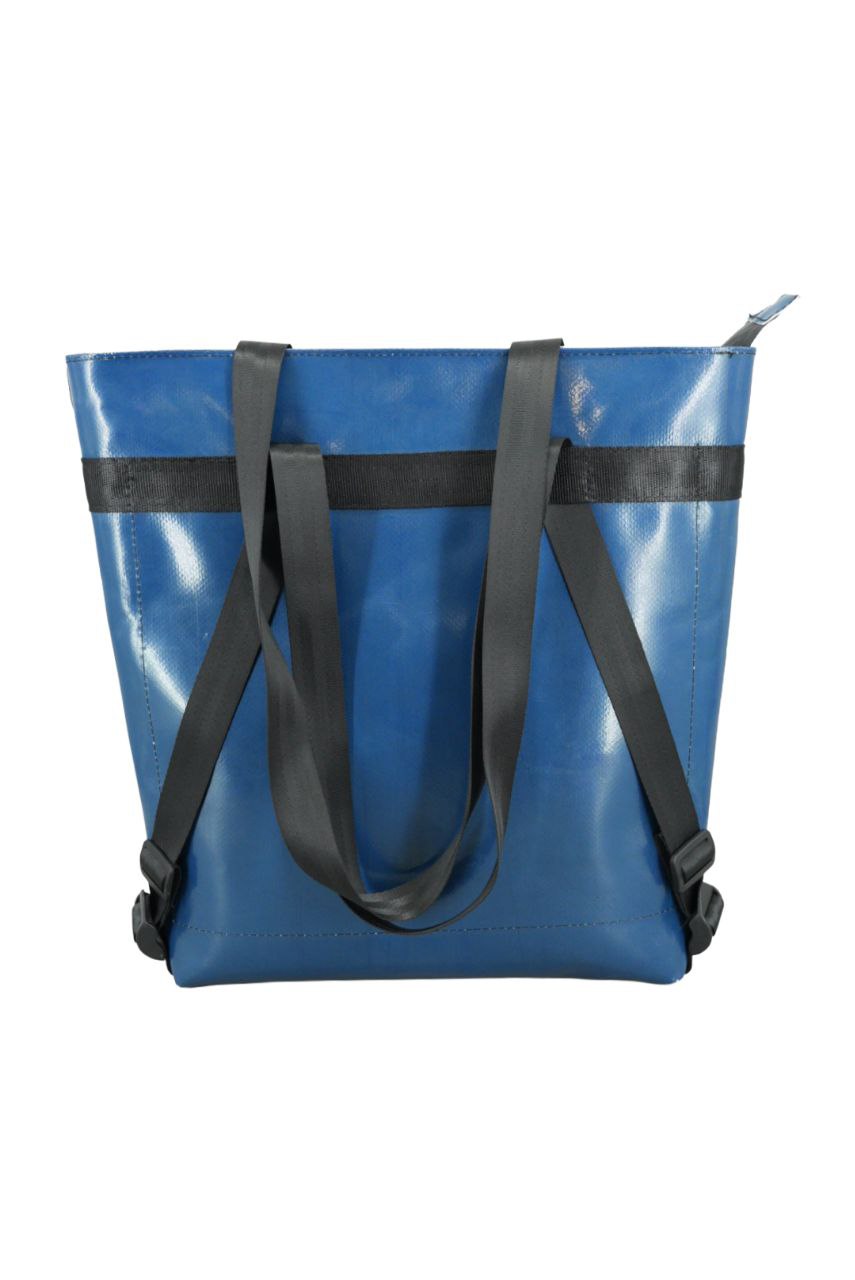 2-in-1 Tasche aus recycelter LKW-Plane – Shopper & Rucksack – 35×29×10 cm – Für Reisen & Einkauf