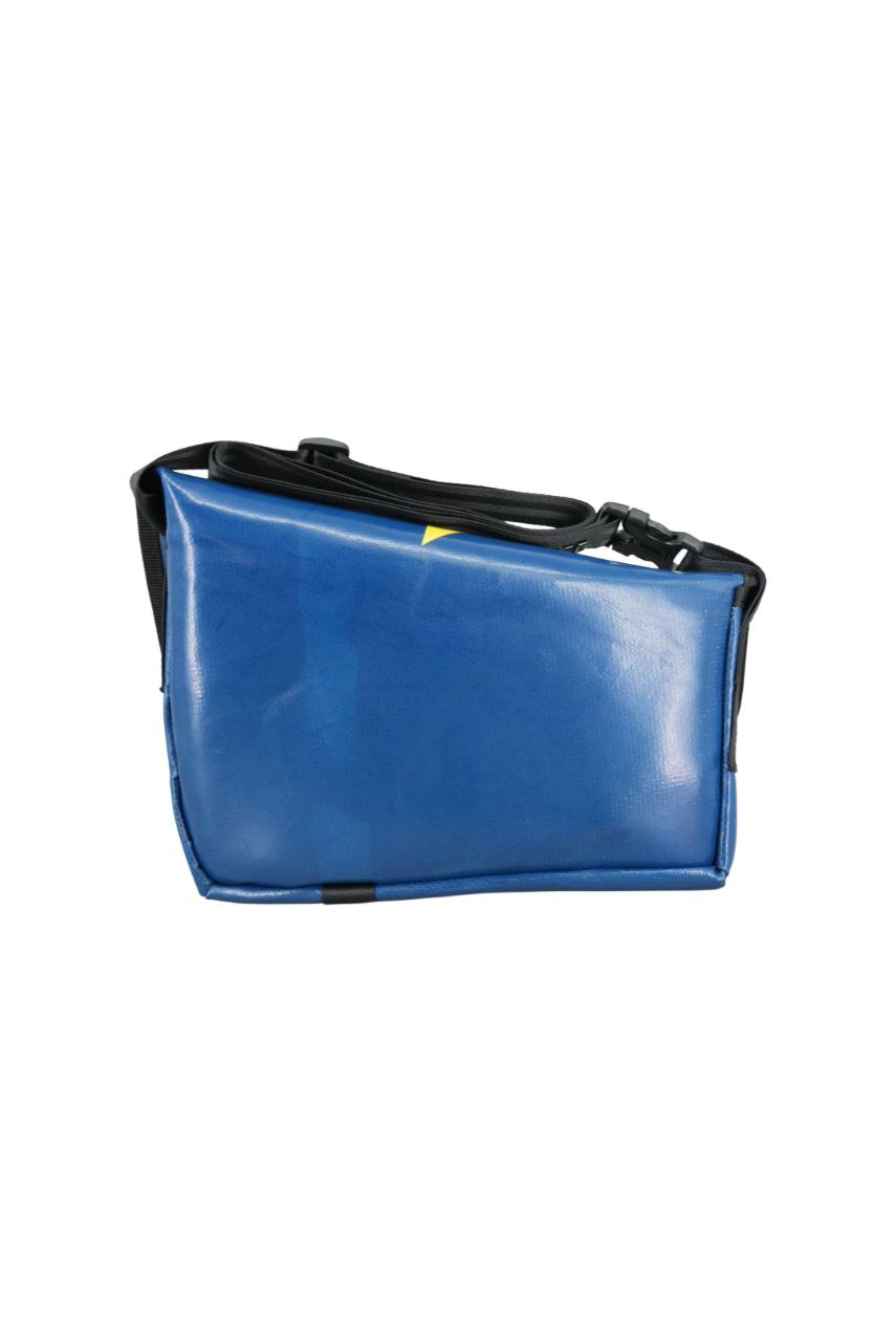 Unikat Umhängetasche aus recycelter LKW-Plane – 27×20×15×3 cm – Limitierte Einzelstück