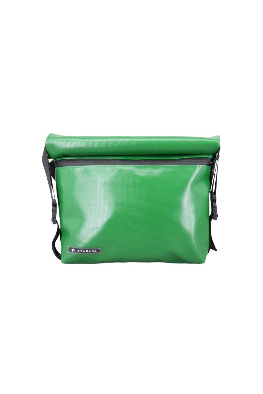 Rolltop Umhängetasche aus recycelter LKW-Plane