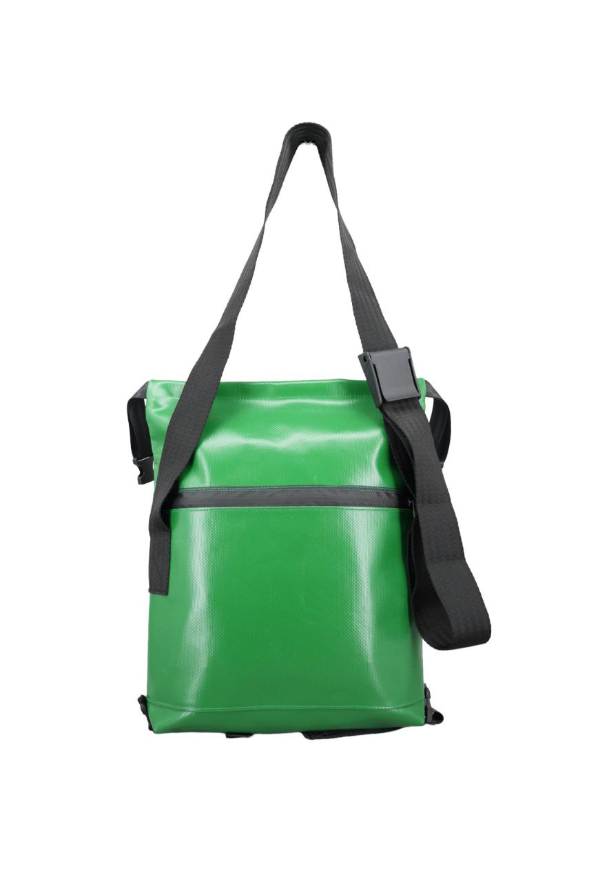 Rolltop Umhängetasche aus recycelter LKW-Plane