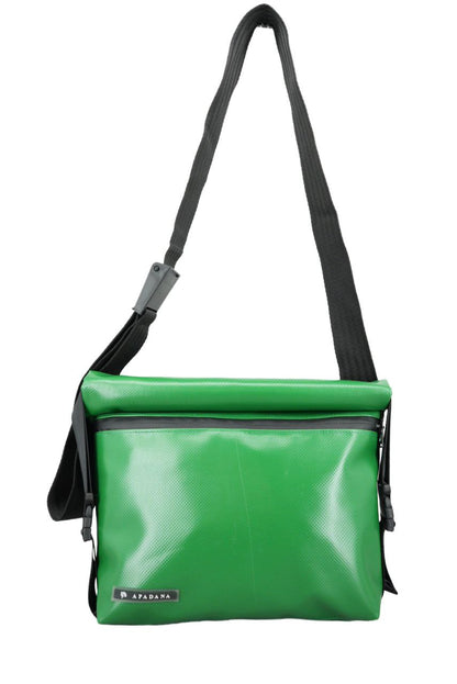 Rolltop Umhängetasche aus recycelter LKW-Plane