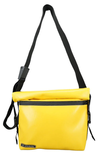 Rolltop Umhängetasche aus recycelter LKW-Plane