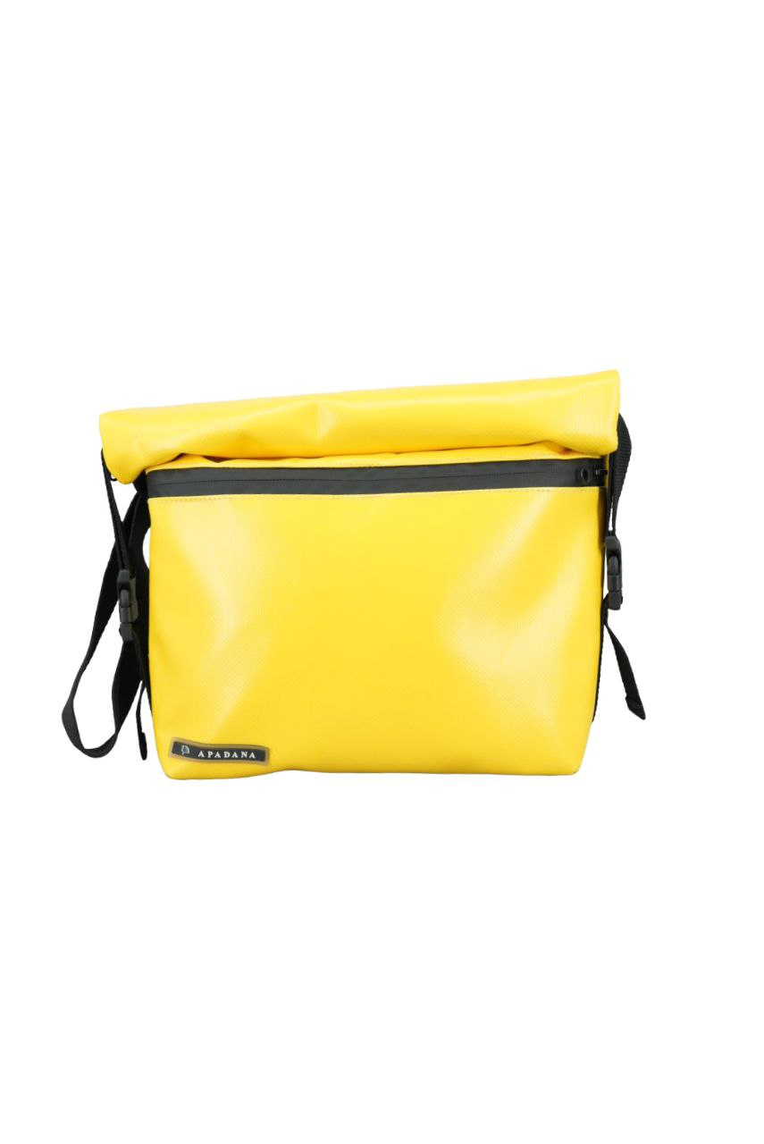 Rolltop Umhängetasche aus recycelter LKW-Plane