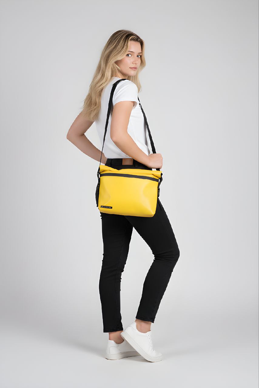 Rolltop Umhängetasche aus recycelter LKW-Plane