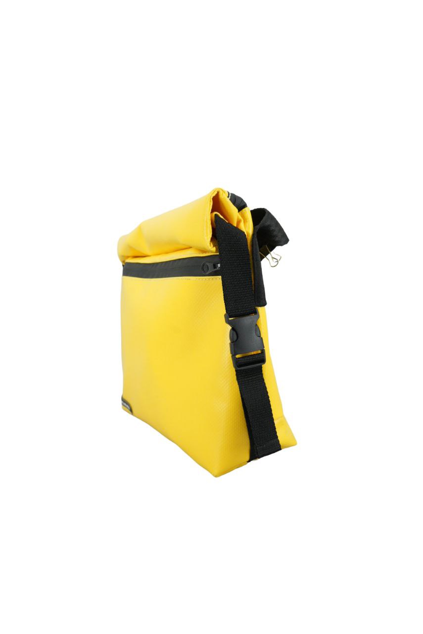 Rolltop Umhängetasche aus recycelter LKW-Plane
