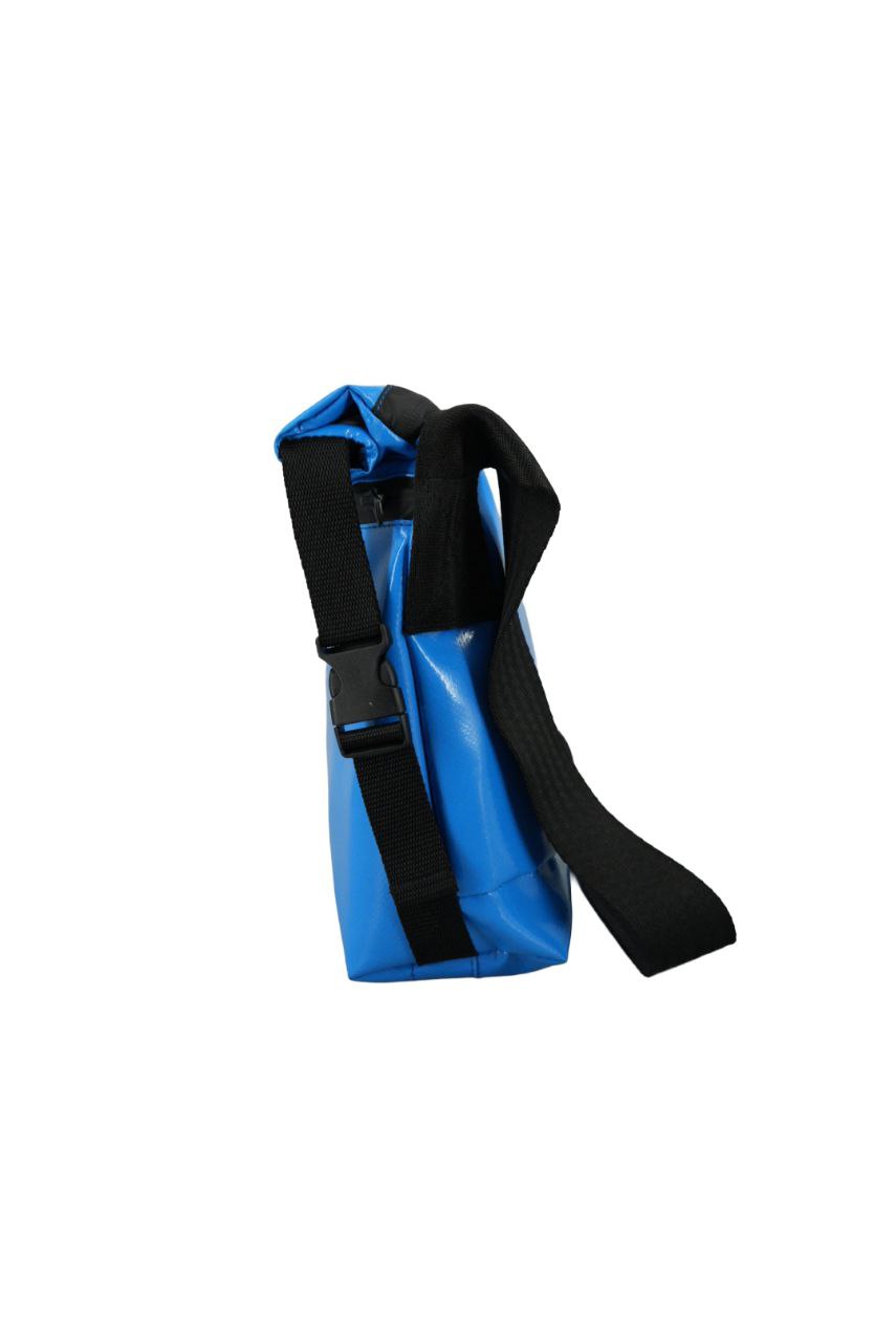 Rolltop Umhängetasche aus recycelter LKW-Plane