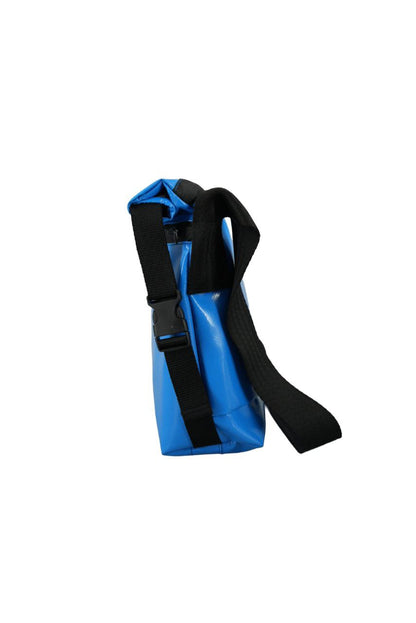 Rolltop Umhängetasche aus recycelter LKW-Plane