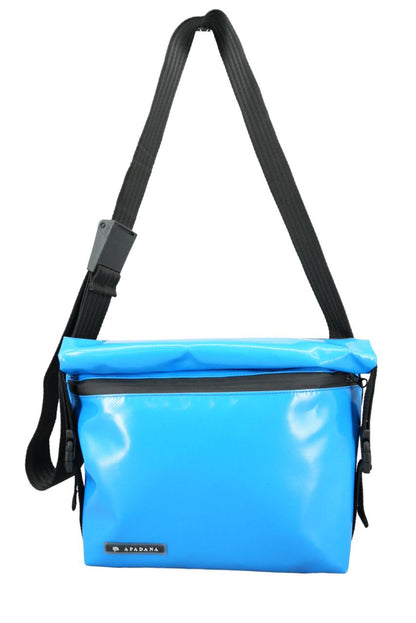 Rolltop Umhängetasche aus recycelter LKW-Plane