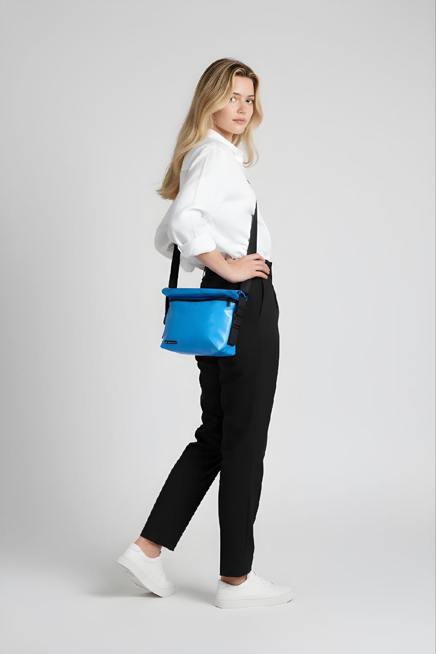 Rolltop Umhängetasche aus recycelter LKW-Plane