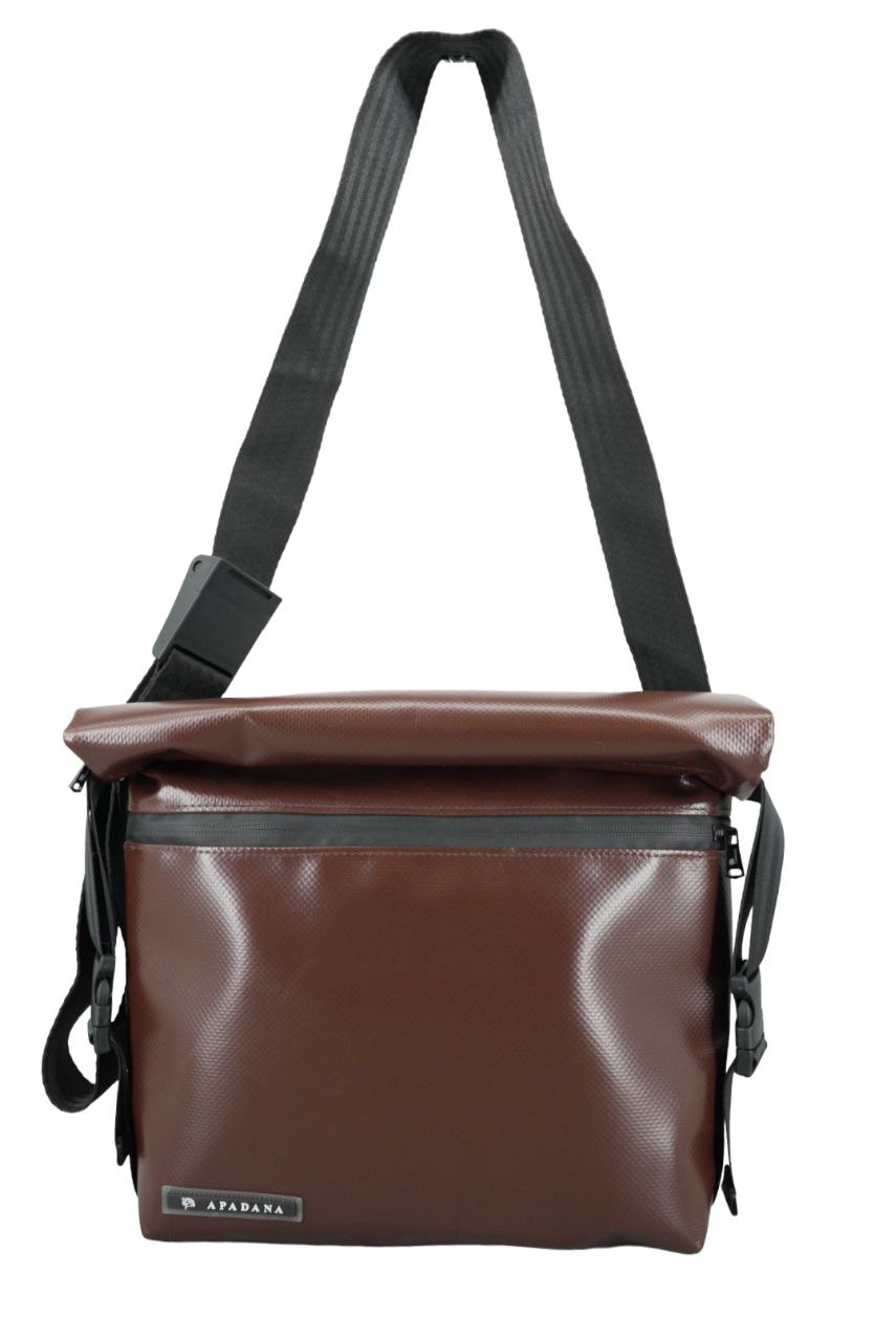 Rolltop Umhängetasche aus recycelter LKW-Plane