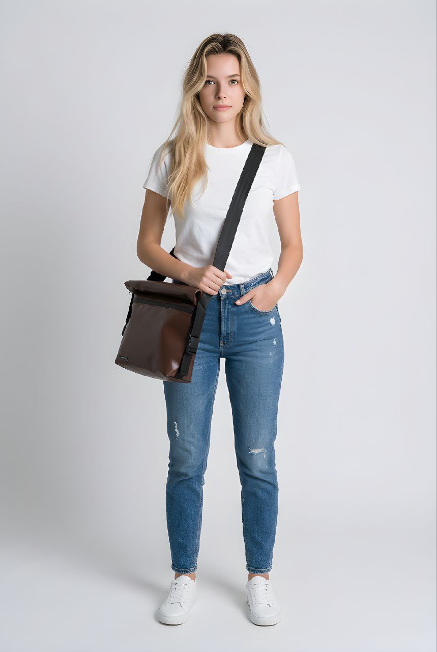 Rolltop Umhängetasche aus recycelter LKW-Plane