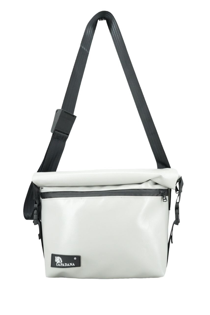 Rolltop Umhängetasche aus recycelter LKW-Plane