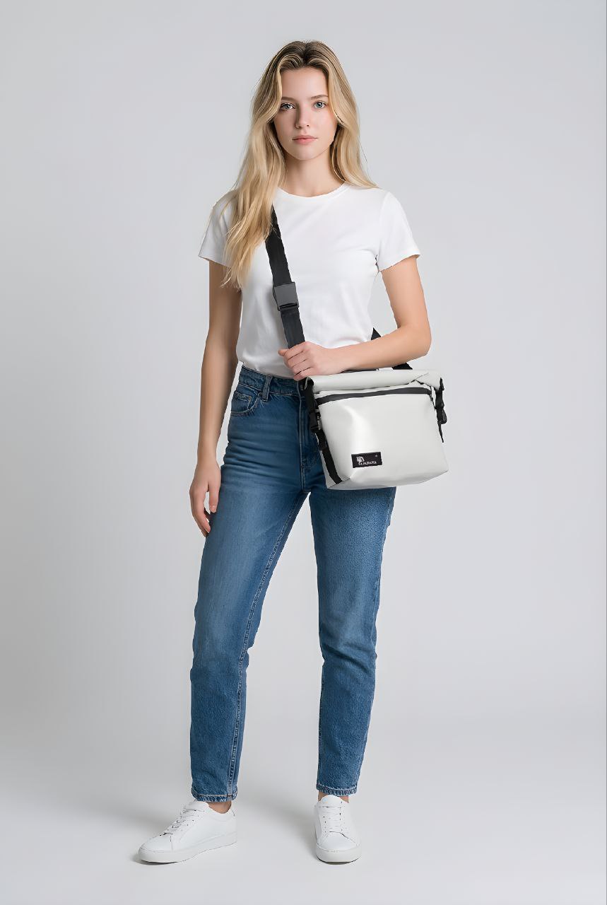 Rolltop Umhängetasche aus recycelter LKW-Plane