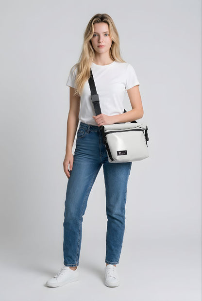 Rolltop Umhängetasche aus recycelter LKW-Plane