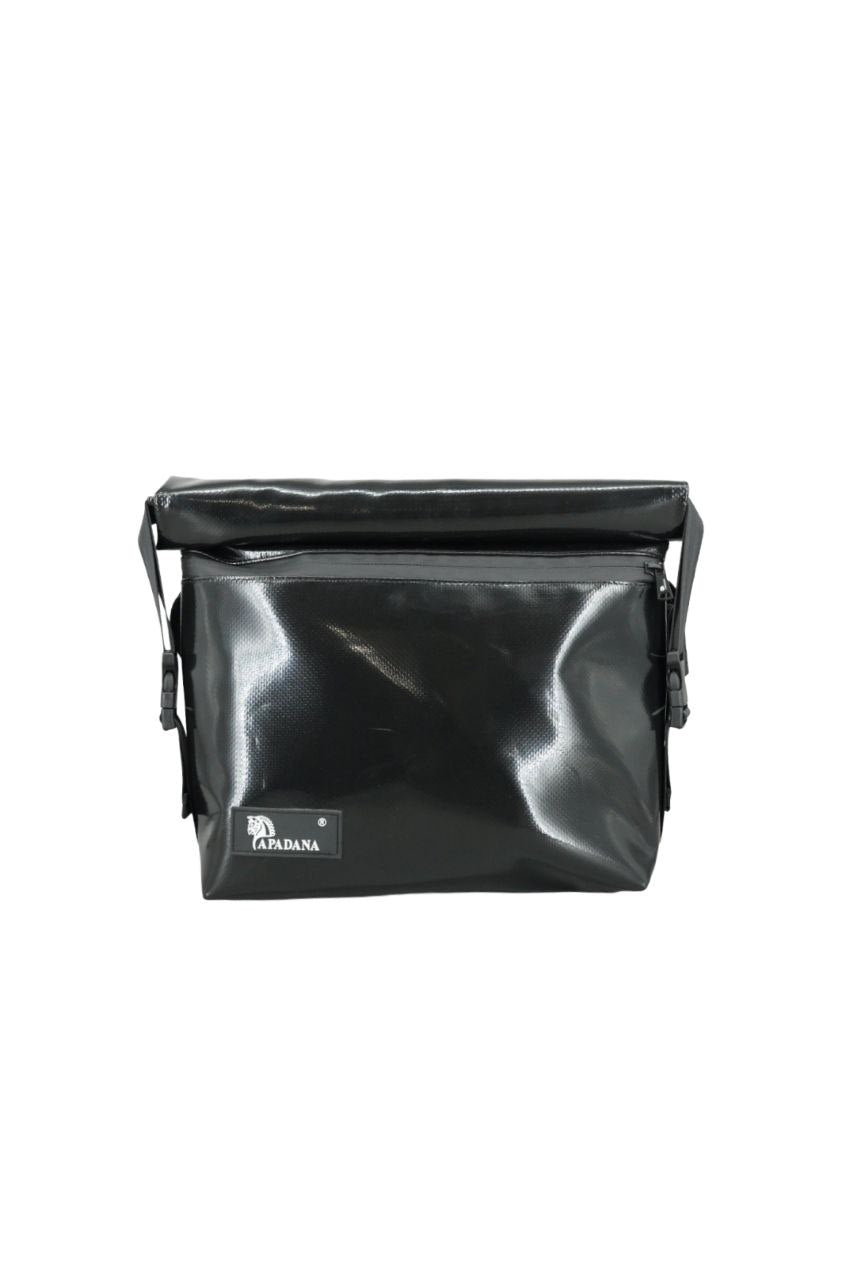 Rolltop Umhängetasche aus recycelter LKW-Plane