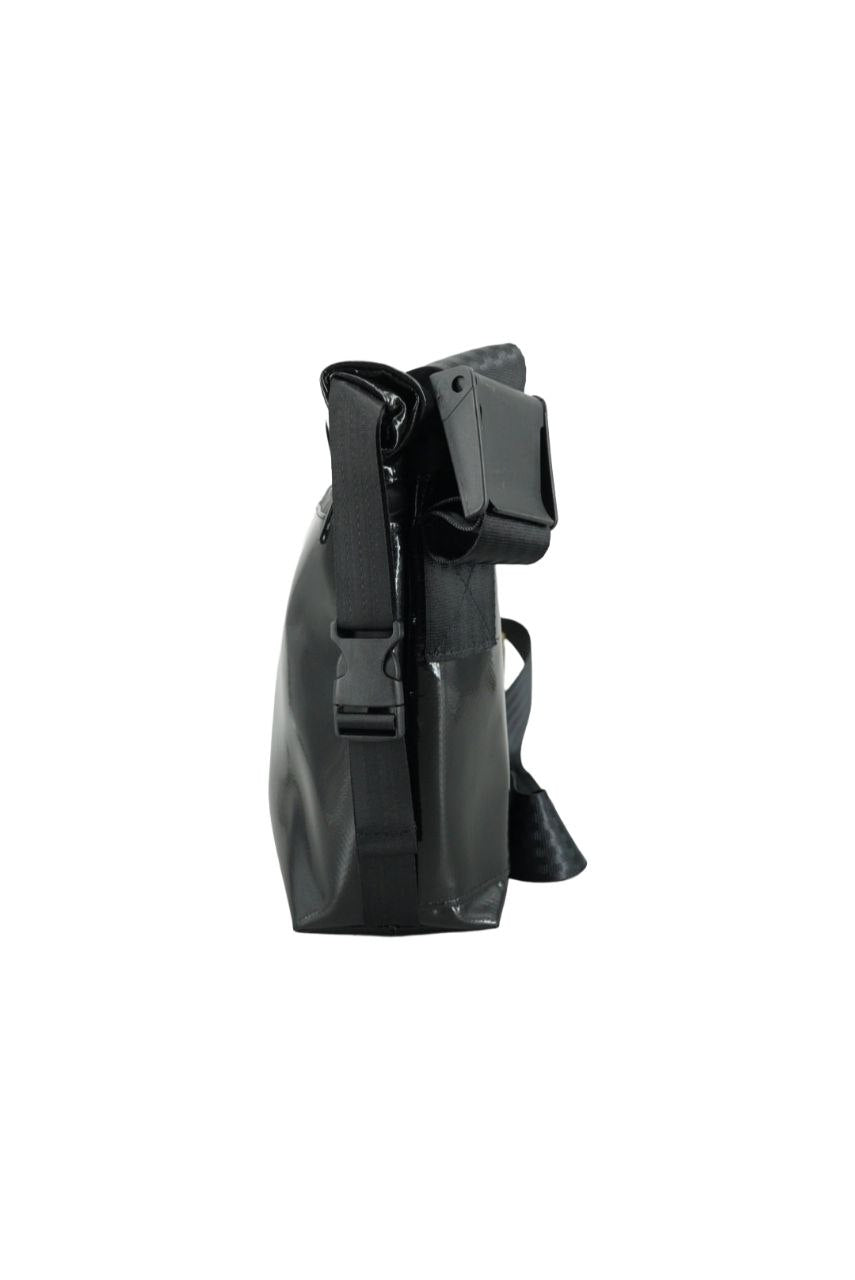 Rolltop Umhängetasche aus recycelter LKW-Plane