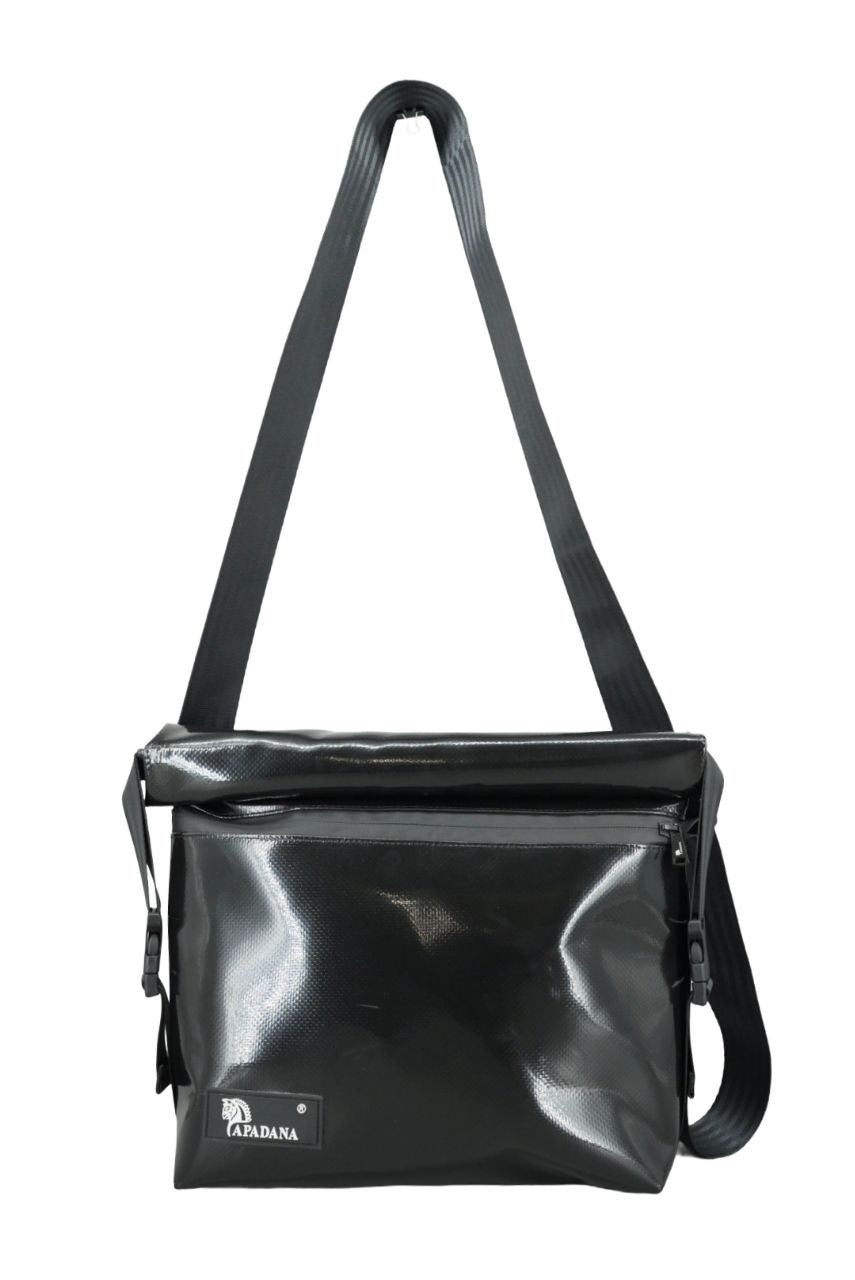 Rolltop Umhängetasche aus recycelter LKW-Plane