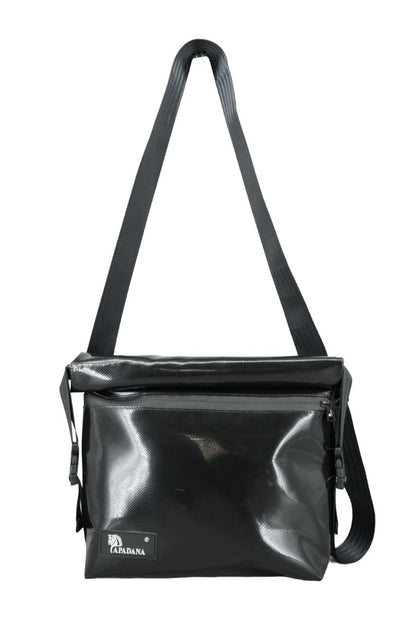 Rolltop Umhängetasche aus recycelter LKW-Plane