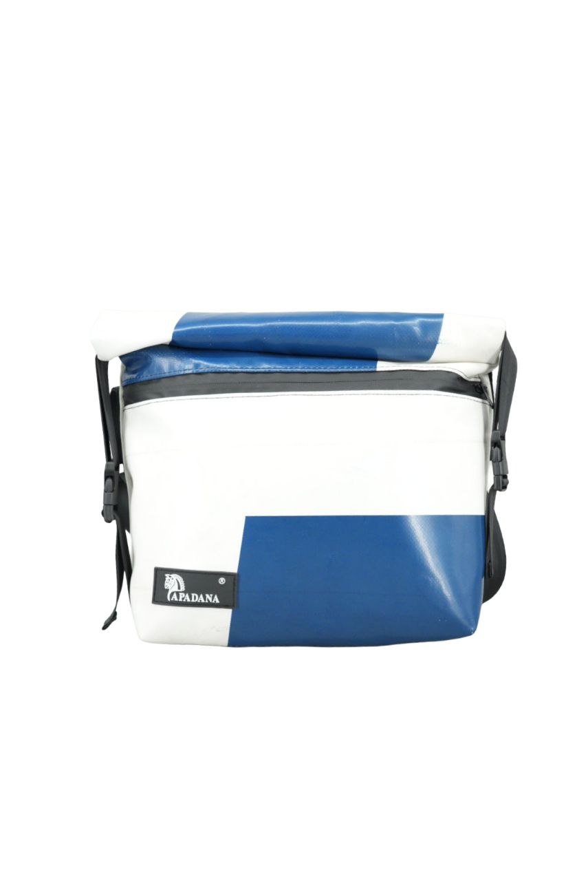 Rolltop Umhängetasche aus recycelter LKW-Plane