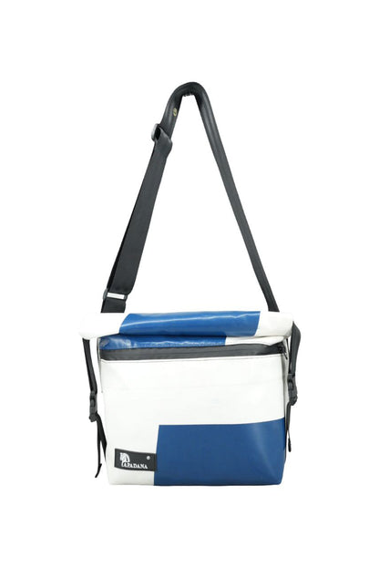 Rolltop Umhängetasche aus recycelter LKW-Plane