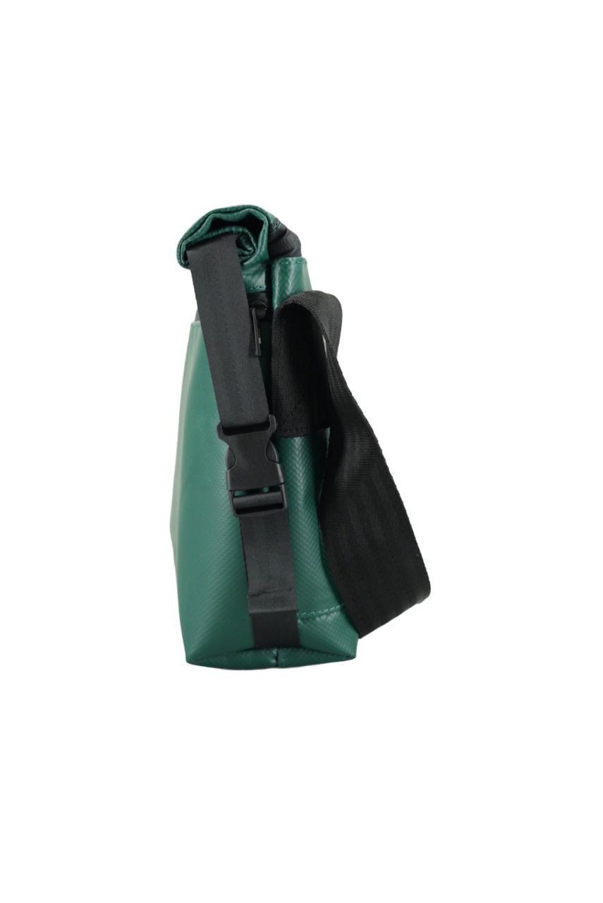 Rolltop Umhängetasche aus recycelter LKW-Plane